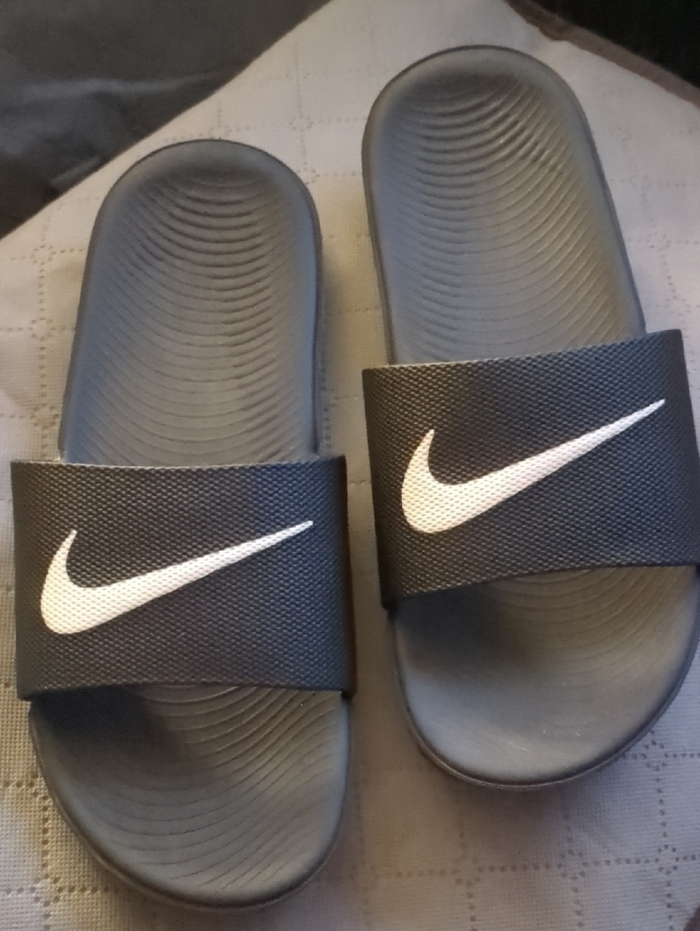 🖤Nike Black Slides with White Swoosh Logo Pre Loved In Great Condition 🖤
